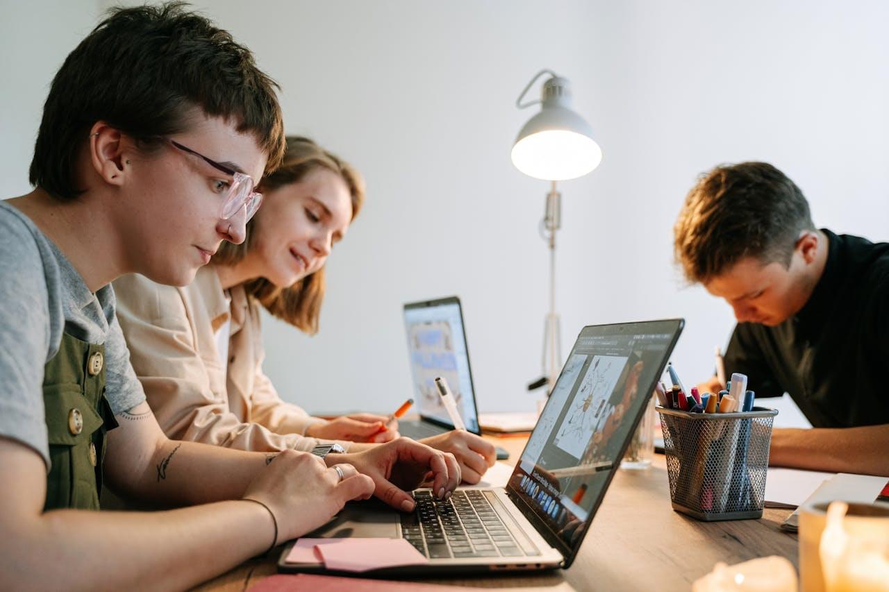 Иллюстрация: команда работает над IT-проектом